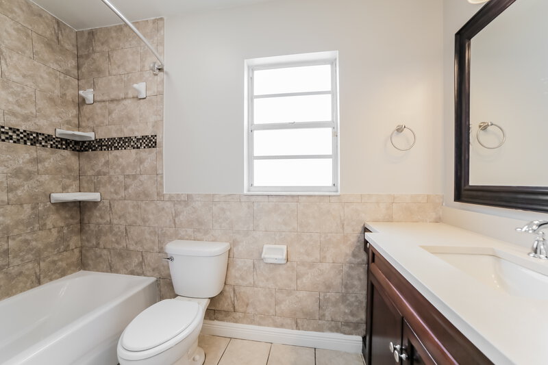 2,545/Mo, 7127 Hollowell Dr Tampa, FL 33634 Bathroom View