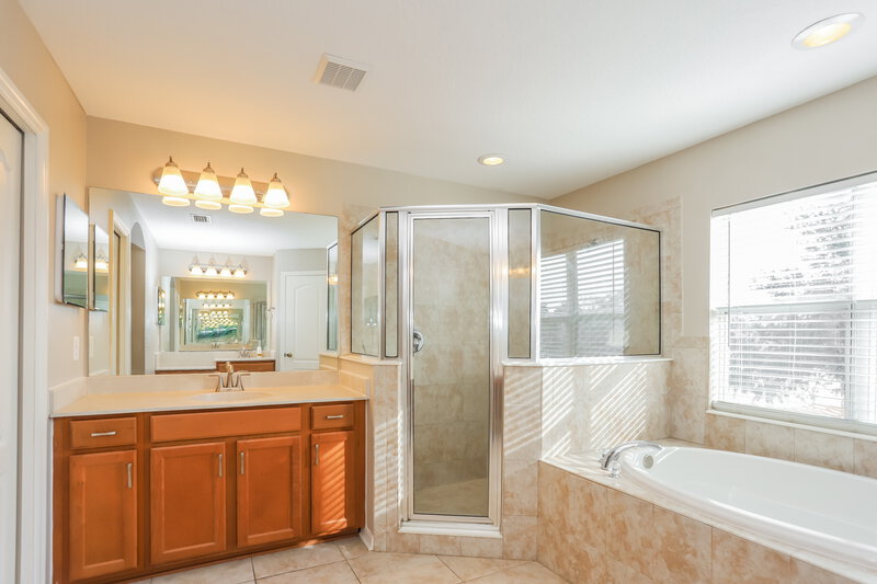 2,320/Mo, 11717 Sunder Berry St Hudson, FL 34667 Main Bathroom View