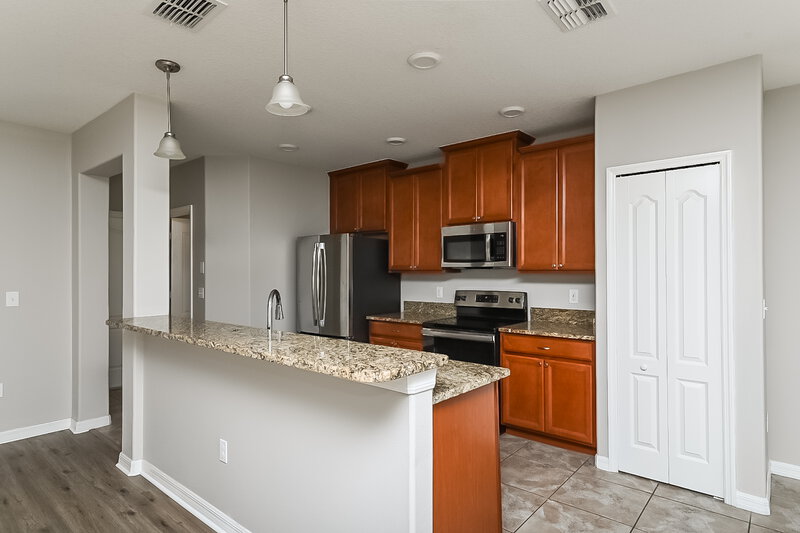 1,950/Mo, 10041 Newminster Loop Ruskin, FL 33573 Kitchen View