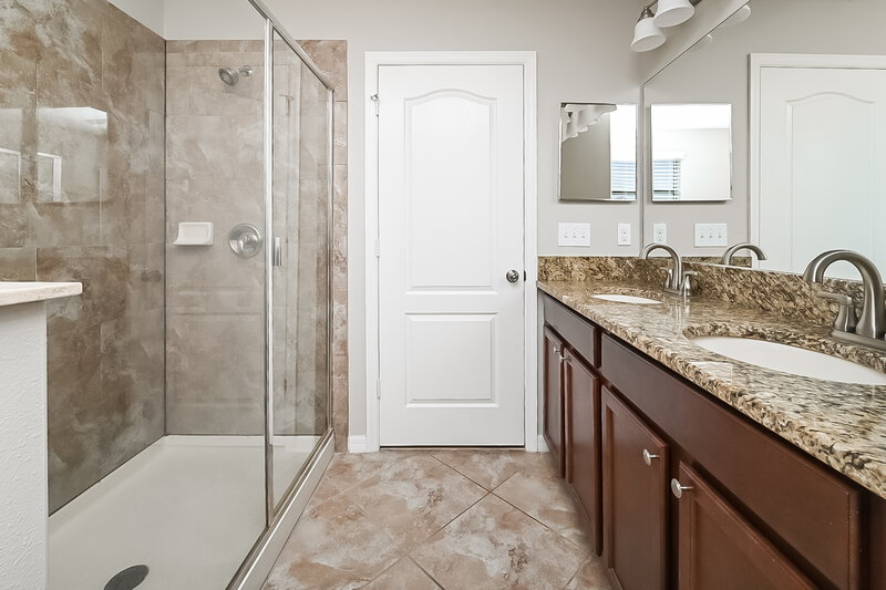 1,950/Mo, 10041 Newminster Loop Ruskin, FL 33573 Main Bathroom View