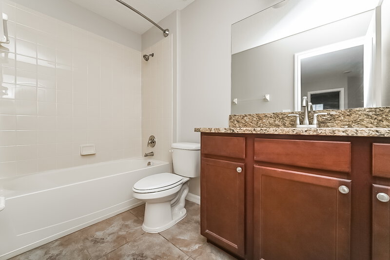 1,950/Mo, 10041 Newminster Loop Ruskin, FL 33573 Bathroom View