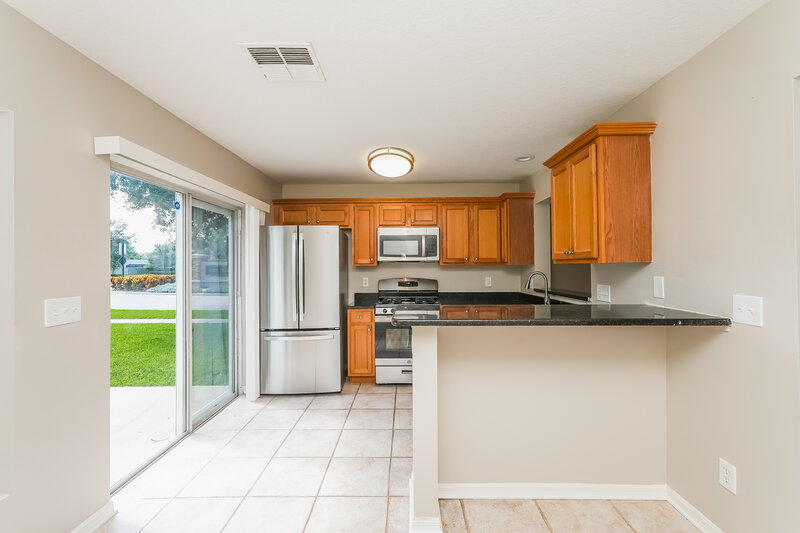 2,025/Mo, 7403 Oxford Garden Cir Apollo Beach, FL 33572 Kitchen View 2