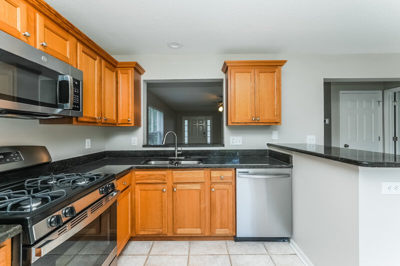 2,025/Mo, 7403 Oxford Garden Cir Apollo Beach, FL 33572 Kitchen View 3