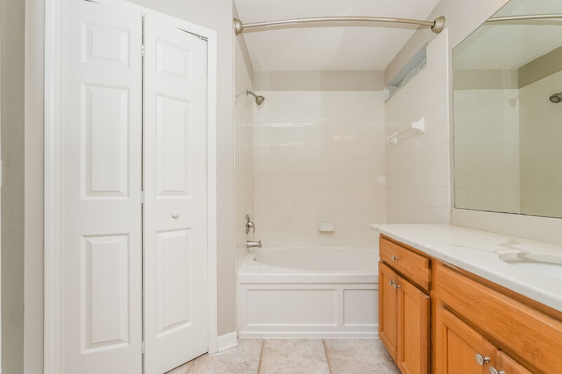 2,025/Mo, 7403 Oxford Garden Cir Apollo Beach, FL 33572 Main Bathroom View