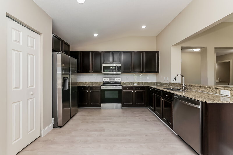 1,915/Mo, 5007 Jeweled Cone Pl Apollo Beach, FL 33572 Kitchen View