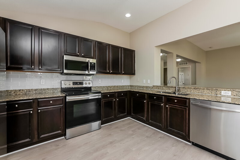 1,915/Mo, 5007 Jeweled Cone Pl Apollo Beach, FL 33572 Kitchen View 2