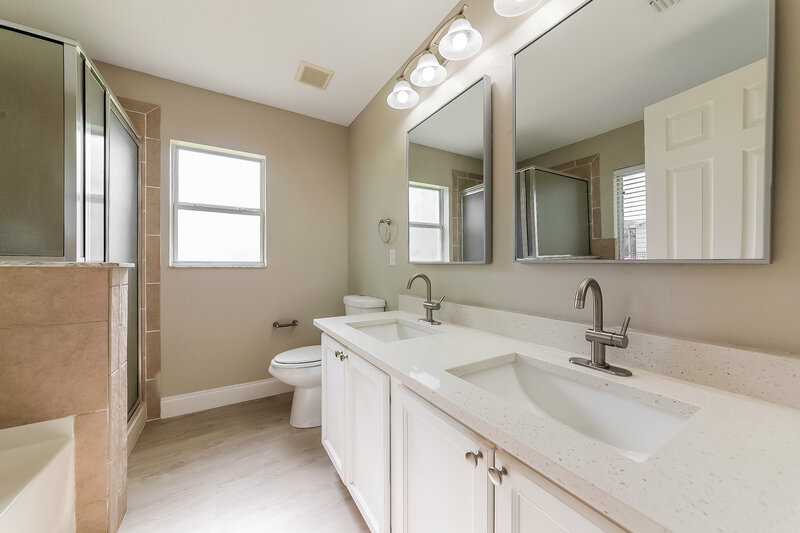 1,915/Mo, 5007 Jeweled Cone Pl Apollo Beach, FL 33572 Main Bathroom View