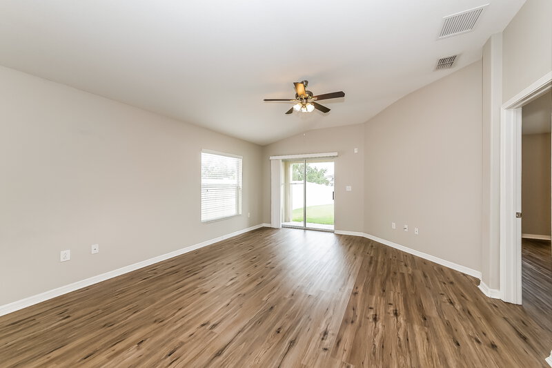 1,900/Mo, 1037 Seminole Sky Dr Ruskin, FL 33570 Living Room View 2