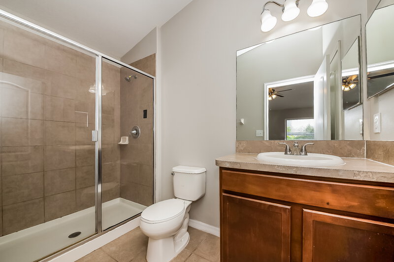 1,900/Mo, 1037 Seminole Sky Dr Ruskin, FL 33570 Main Bathroom View