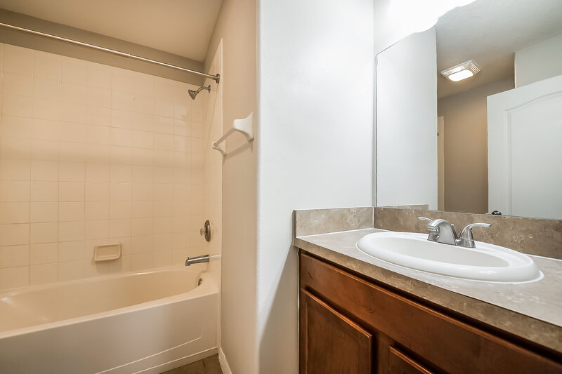 1,900/Mo, 1037 Seminole Sky Dr Ruskin, FL 33570 Bathroom View