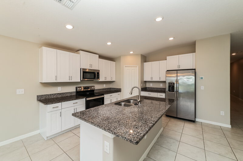 2,380/Mo, 1411 Golden Glow Dr Ruskin, FL 33570 Kitchen View