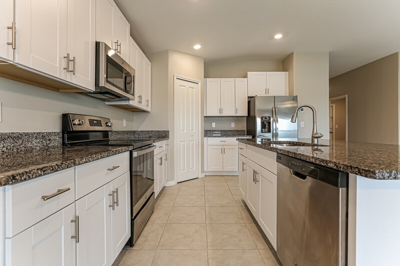 2,300/Mo, 1411 Golden Glow Dr Ruskin, FL 33570 Kitchen View 2