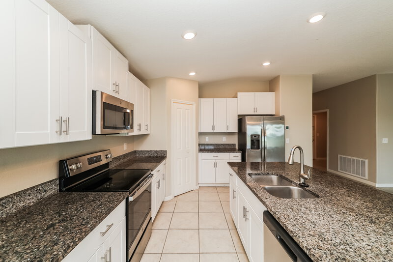 2,380/Mo, 1411 Golden Glow Dr Ruskin, FL 33570 Kitchen View 2