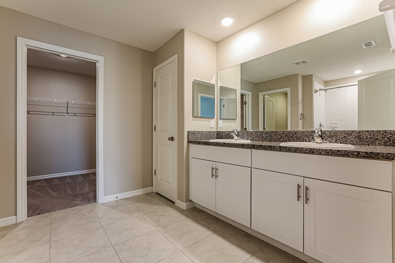 2,300/Mo, 1411 Golden Glow Dr Ruskin, FL 33570 Main Bathroom View