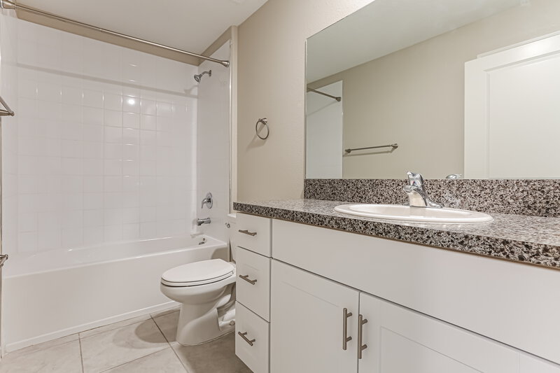 2,300/Mo, 1411 Golden Glow Dr Ruskin, FL 33570 Bathroom View