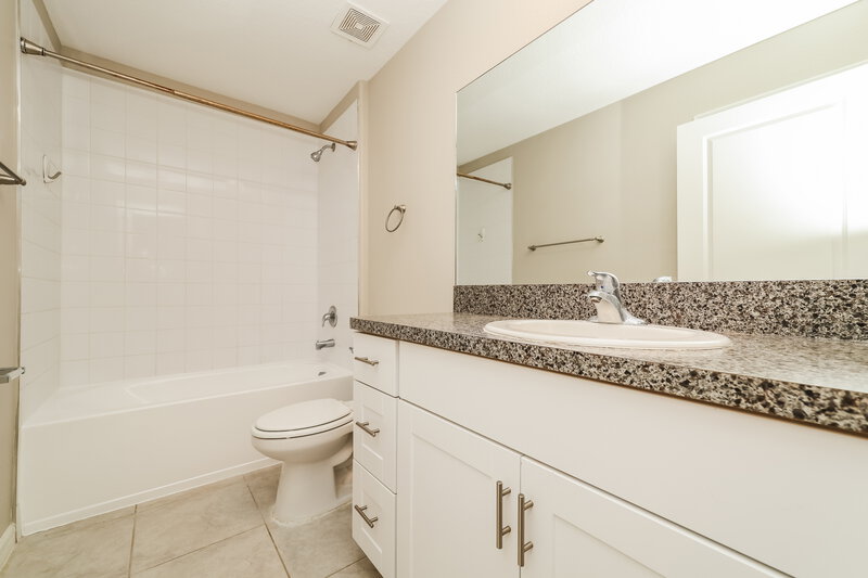 2,380/Mo, 1411 Golden Glow Dr Ruskin, FL 33570 Bathroom View