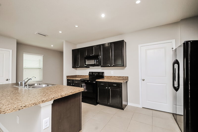 2,510/Mo, 10136 Geese Trail Cir Sun City Center, FL 33573 Kitchen View