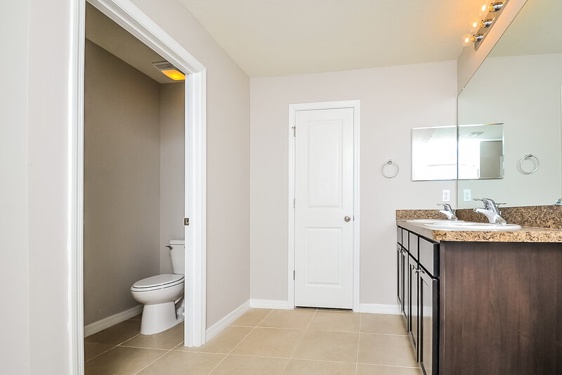 2,510/Mo, 10136 Geese Trail Cir Sun City Center, FL 33573 Main Bathroom View
