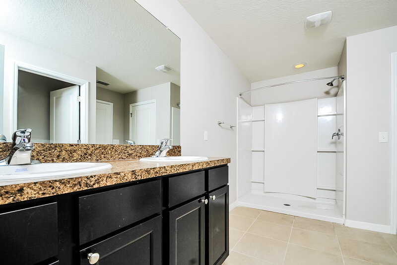 2,510/Mo, 10136 Geese Trail Cir Sun City Center, FL 33573 Main Bathroom View 2