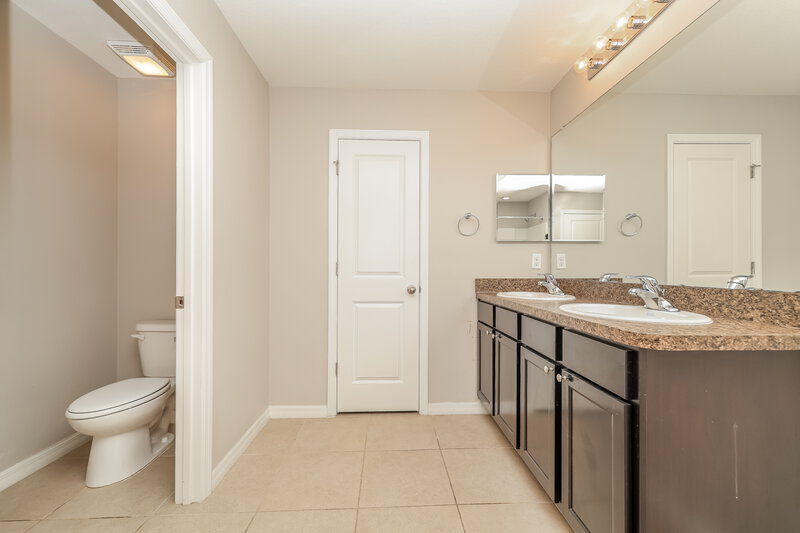 2,290/Mo, 10136 Geese Trail Cir Sun City Center, FL 33573 Main Bathroom View