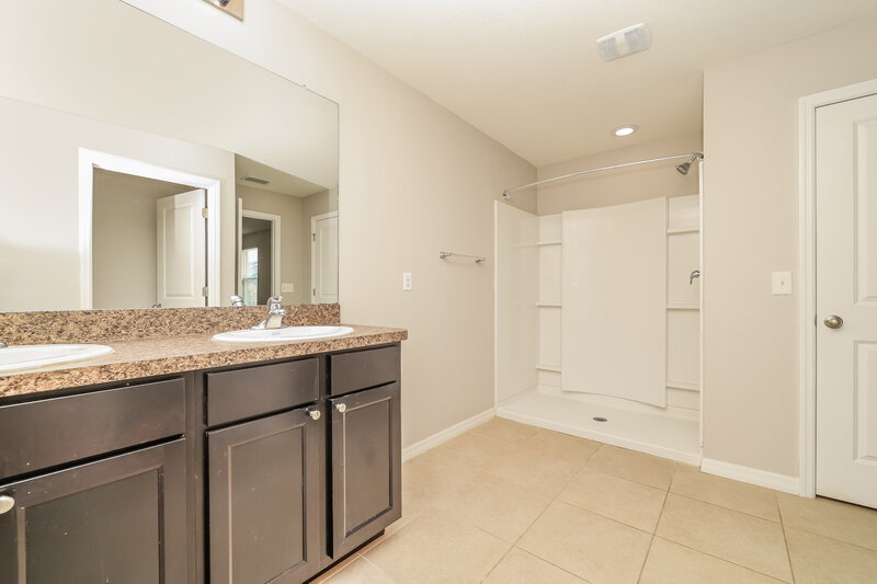 2,290/Mo, 10136 Geese Trail Cir Sun City Center, FL 33573 Main Bathroom View 2
