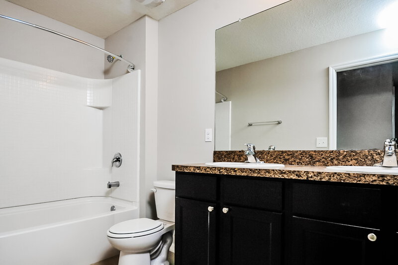 2,510/Mo, 10136 Geese Trail Cir Sun City Center, FL 33573 Bathroom View