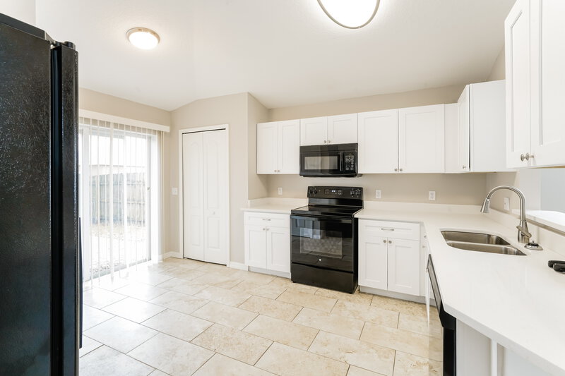 2,185/Mo, 405 Pine Pointe Ct Seffner, FL 33584 Kitchen View
