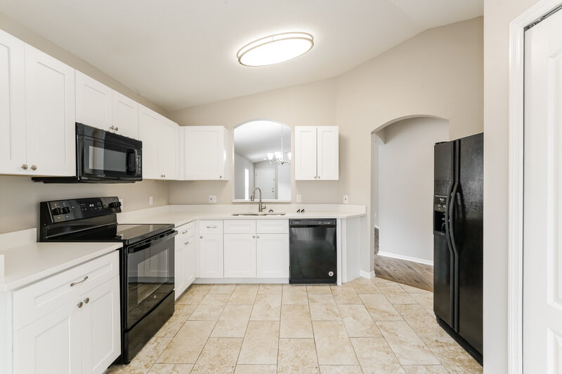 2,185/Mo, 405 Pine Pointe Ct Seffner, FL 33584 Kitchen View 2