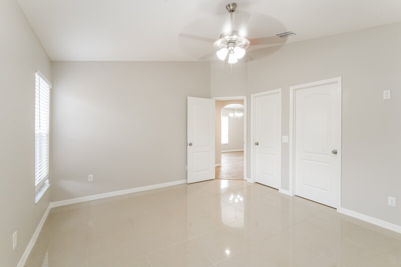 2,185/Mo, 405 Pine Pointe Ct Seffner, FL 33584 Main Bedroom View 2