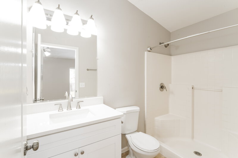 2,185/Mo, 405 Pine Pointe Ct Seffner, FL 33584 Main Bathroom View