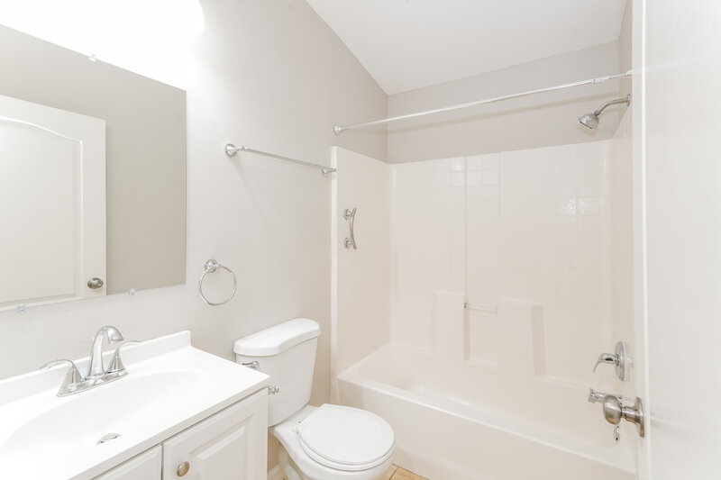 2,185/Mo, 405 Pine Pointe Ct Seffner, FL 33584 Bathroom View