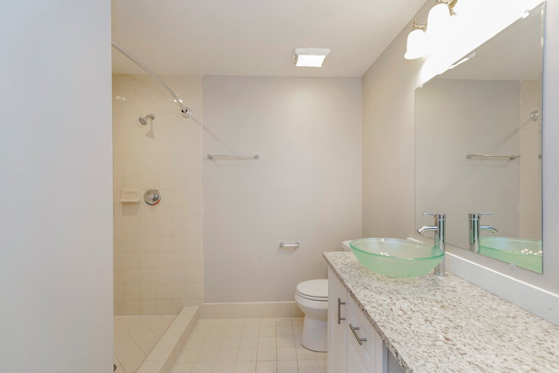 3,740/Mo, 1620 Cobbler Dr Lutz, FL 33559 Main Bathroom View