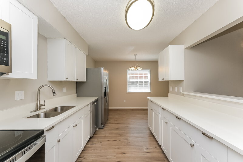 2,100/Mo, 1443 Piney Branch Cir Valrico, FL 33594 Kitchen View 2