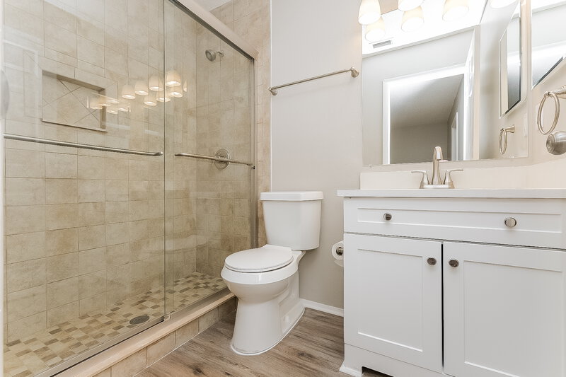 2,100/Mo, 1443 Piney Branch Cir Valrico, FL 33594 Main Bathroom View