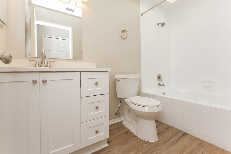 2,100/Mo, 1443 Piney Branch Cir Valrico, FL 33594 Bathroom View