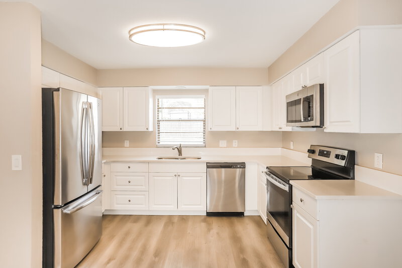 2,210/Mo, 606 Rosemarie Ave Brandon, FL 33511 Kitchen View