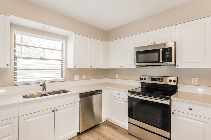 2,210/Mo, 606 Rosemarie Ave Brandon, FL 33511 Kitchen View 2