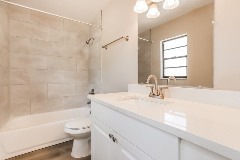 2,210/Mo, 606 Rosemarie Ave Brandon, FL 33511 Main Bathroom View