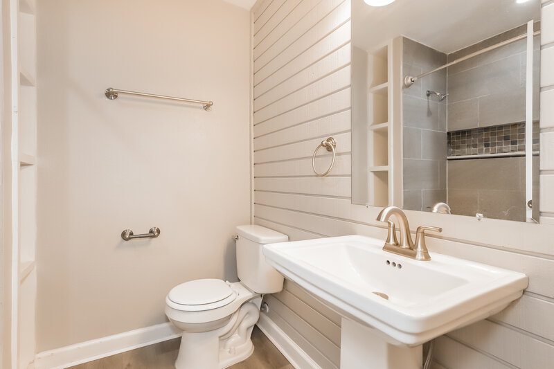 2,210/Mo, 606 Rosemarie Ave Brandon, FL 33511 Bathroom View