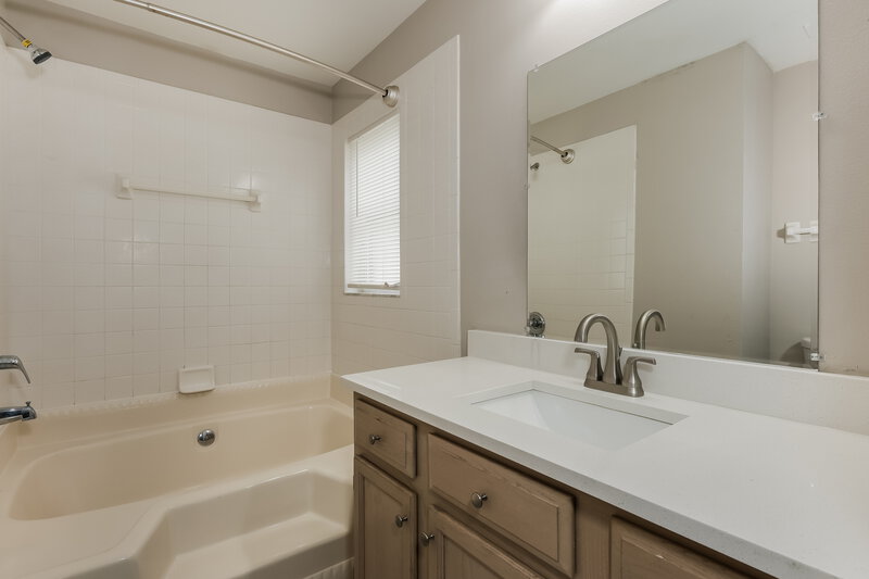 3,160/Mo, 13208 Sharondale Ct Riverview, FL 33579 Main Bathroom View