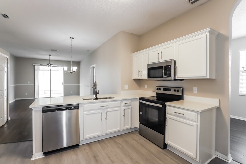 2,580/Mo, 1927 Fruitridge St Brandon, FL 33510 Kitchen View
