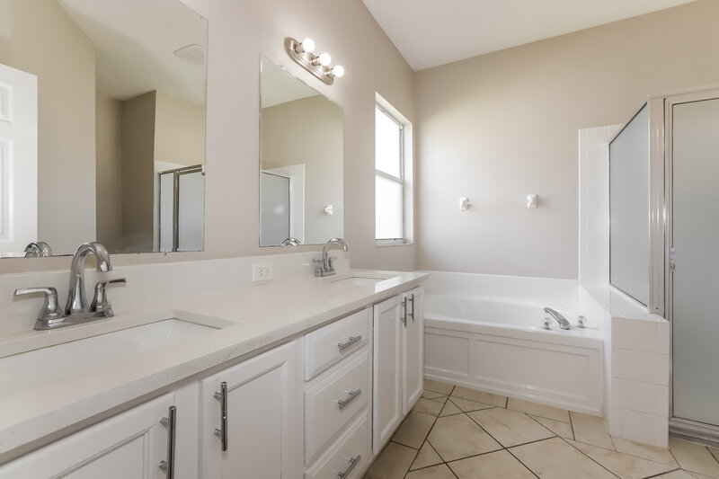 2,580/Mo, 1927 Fruitridge St Brandon, FL 33510 Main Bathroom View