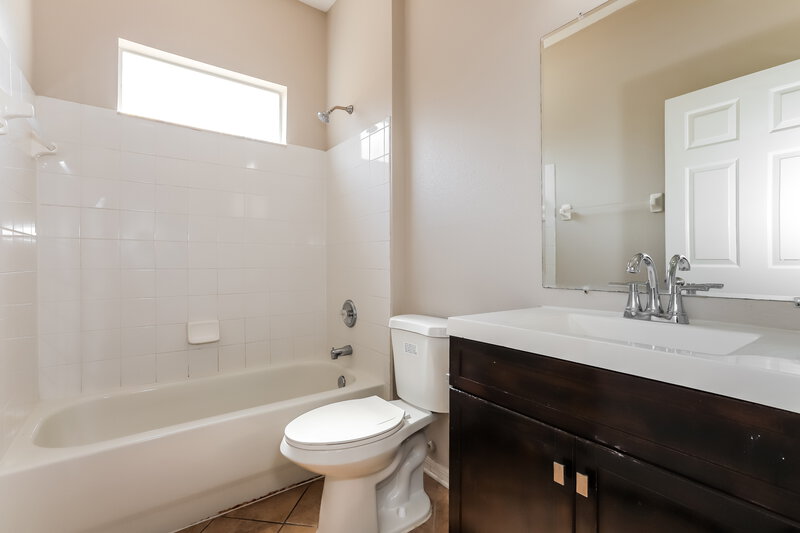 2,580/Mo, 1927 Fruitridge St Brandon, FL 33510 Bathroom View