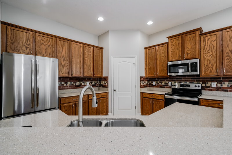 2,325/Mo, 210 Montara Drive Seffner, FL 33584 Kitchen View