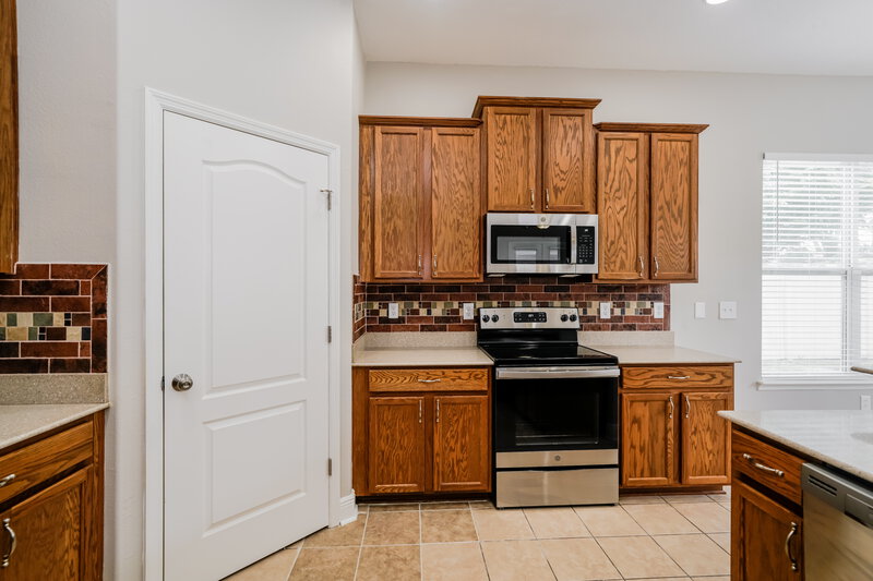 2,325/Mo, 210 Montara Drive Seffner, FL 33584 Kitchen View 2
