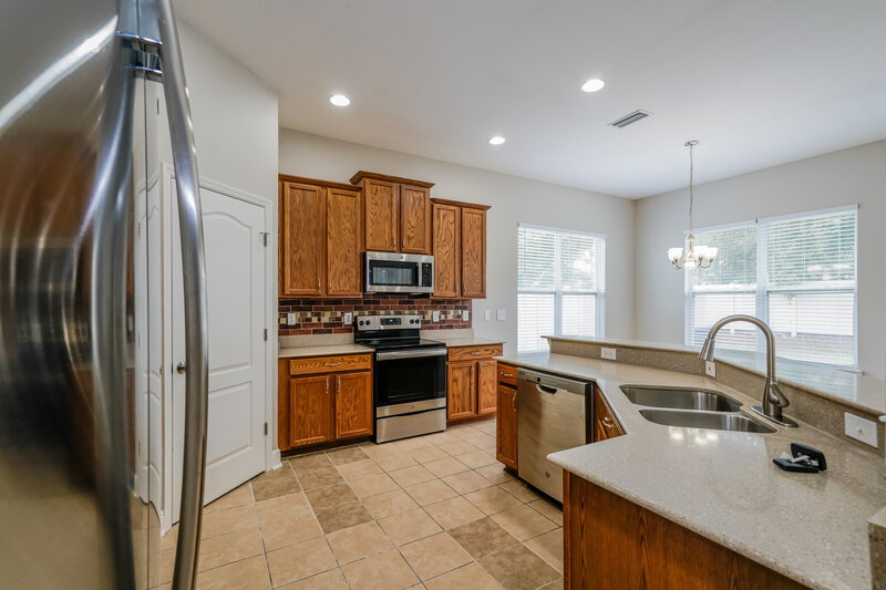 2,325/Mo, 210 Montara Drive Seffner, FL 33584 Kitchen View 3