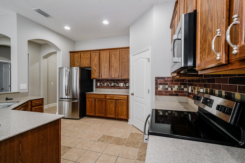 2,325/Mo, 210 Montara Drive Seffner, FL 33584 Kitchen View 4