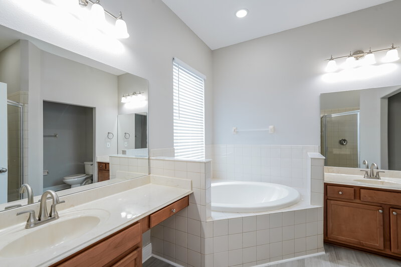 2,325/Mo, 210 Montara Drive Seffner, FL 33584 Main Bathroom View
