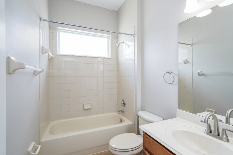 2,325/Mo, 210 Montara Drive Seffner, FL 33584 Bathroom View