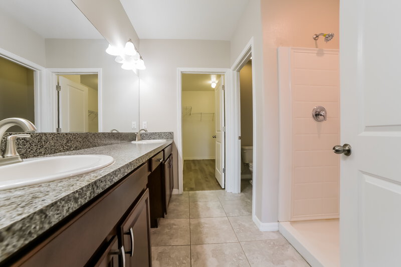 4,050/Mo, 6603 Trent Creek Dr Sun City Center, FL 33573 Main Bathroom View